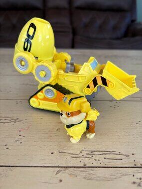 Spin Master Paw Patrol The Movie Rubble Deluxe Transforming Vehicle with Figure